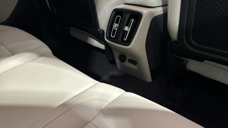 Volvo XC40 2.0 B4P Ultra Bright 5dr Auto Petrol Estate